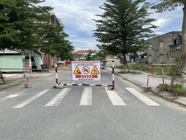 Các ngả đường vào khu dân cư bên trạm BOT Điện Thắng Trung đang tạm đóng để sửa chữa - Ảnh: B.D.