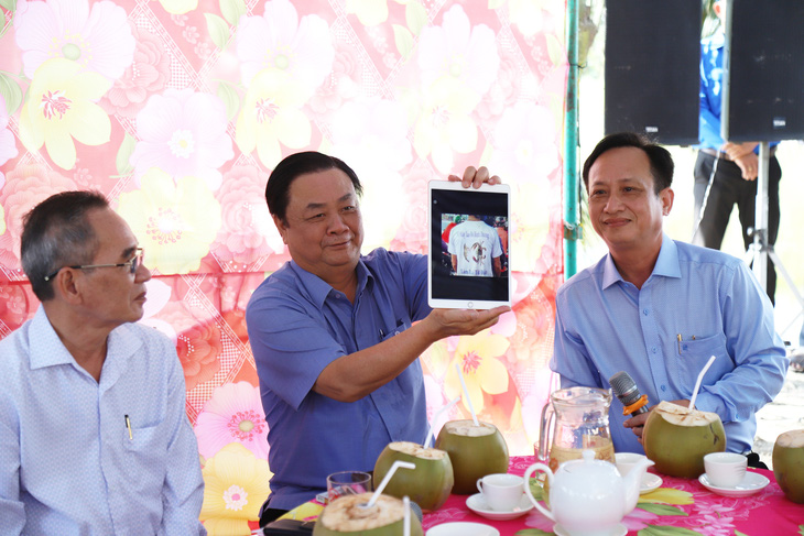 Bộ trưởng Lê Minh Hoan (giữa) trong một chuyến công tác tại tỉnh Bạc Liêu, tham dự hội thảo về chủ đề "Lúa thơm tôm sạch" do báo Tuổi Trẻ tổ chức năm 2022 - Ảnh: CHÍ QUỐC