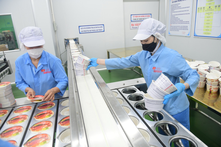 Công nhân trong Khu chế xuất Tân Thuận, quận 7, TP.HCM đóng gói sản phẩm xuất khẩu - Ảnh: QUANG ĐỊNH
