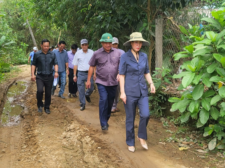 Bà Bùi Thị Quỳnh Vân, bí thư Tỉnh ủy Quảng Ngãi, đi thị sát các công trình trọng điểm đang chậm tiến độ so với kế hoạch - Ảnh: T.M.