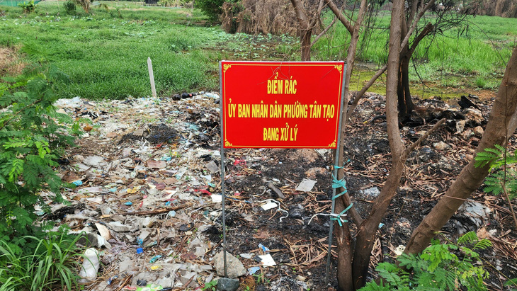 Bảng có nội dung "Điểm rác, UBND phường Tân Tạo đang xử lý" cắm tại nơi Tuổi Trẻ Online ghi nhận vào ngày 26-5 - Ảnh: NGỌC KHẢI chụp vào ngày 30-5