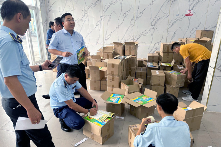 Lực lượng quản lý thị trường kiểm tra, tạm giữ hơn 33.000 sách giáo khoa các loại có dấu hiệu giả mạo nhãn hàng hóa Nhà xuất bản Giáo Dục Việt Nam - Ảnh: CTV