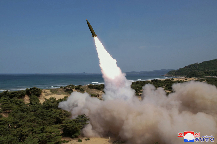 Một tên lửa được phóng đi tại địa điểm không xác định ở Triều Tiên, trong một bức ảnh mà Hãng tin Reuters tiếp cận được hôm 18-5 - Ảnh: REUTERS/KCNA