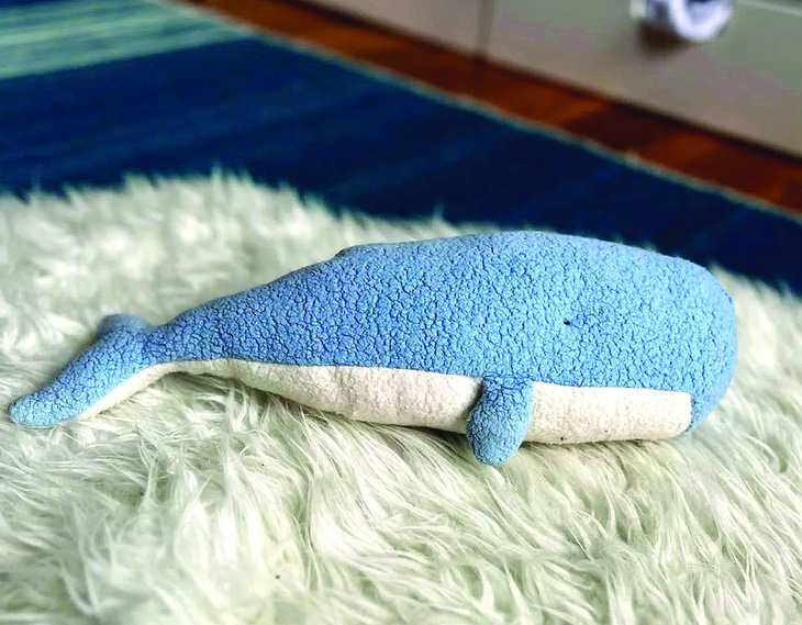 Chú cá voi nhồi bông màu xanh lam chứa 5% spandex. Ảnh: Allison Guy