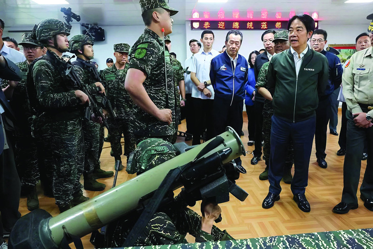 Ông Lại Thanh Đức trong chuyến thăm một đơn vị quân sự Đài Loan ở Đào Viên. Ảnh: Reuters