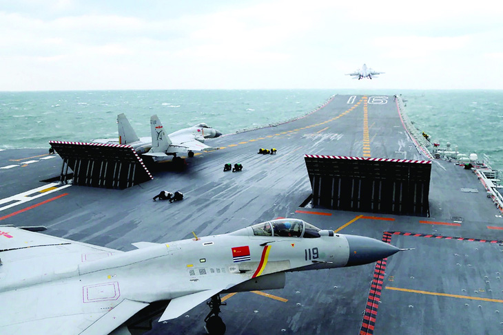 Máy bay phản lực chiến đấu J-15 của Trung Quốc rời hàng không mẫu hạm Liêu Ninh trong một cuộc tập trận. Ảnh: AFP