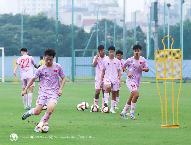 U16 Việt Nam đang tập luyện tại Trung tâm bóng đá trẻ Việt Nam - Ảnh: VFF
