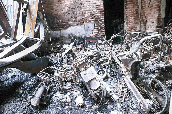 Hiện trường vụ cháy nhà trọ ở Trung Kính (Cầu Giấy) khiến nhiều đồ đạc, xe máy, xe đạp bị cháy rụi - Ảnh: PHẠM DŨNG