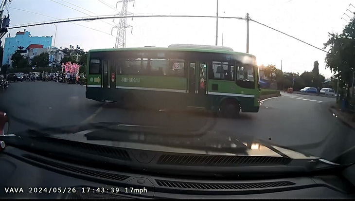 Hình ảnh tài xế xe buýt số 03 cố ý vượt đèn đỏ bị camera ô tô quay lại - Ảnh: Cắt từ clip trên mạng xã hội