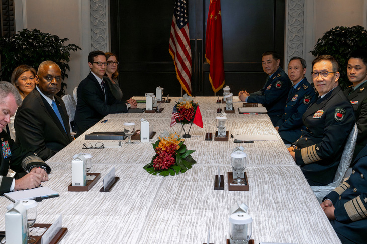 Bộ trưởng Quốc phòng Mỹ Lloyd Austin và Bộ trưởng Quốc phòng Trung Quốc Đổng Quân trong buổi trao đổi trực tiếp bên lề Đối thoại Shangri-La 2024 ngày 31-5 - Ảnh: REUTERS