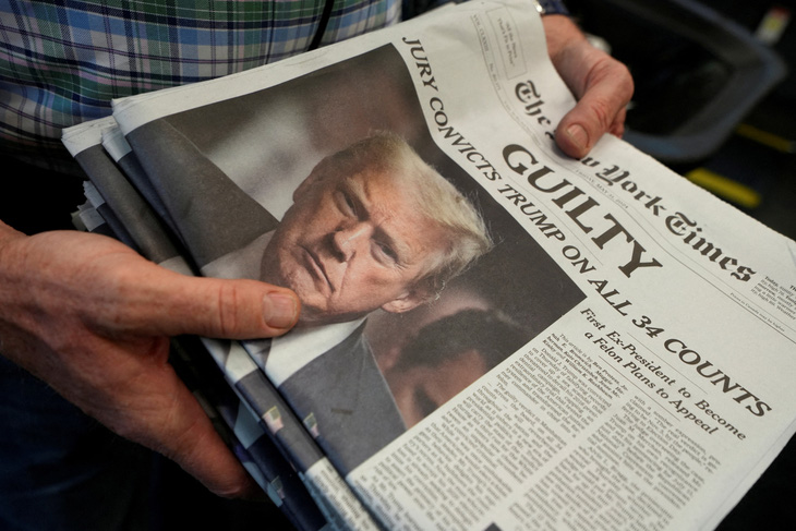 Báo New York Times đăng tin cựu tổng thống Mỹ Donald Trump bị bồi thẩm đoàn tuyên có tội trong phiên tòa ngày 30-5 - Ảnh: REUTERS