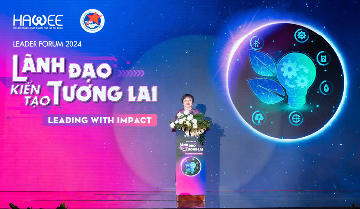 Bà Cao Thị Ngọc Dung chia sẻ tại diễn đàn HAWEE Leaders Forum - Ảnh: H.L