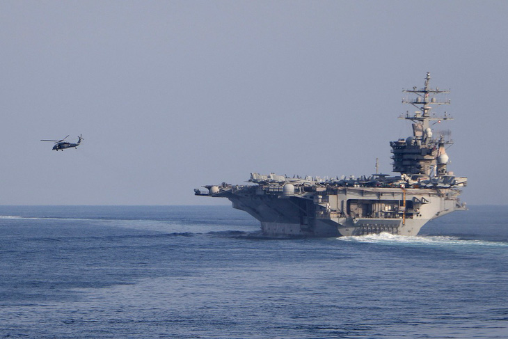 Tàu sân bay USS Dwight D. Eisenhower của Mỹ đi qua eo biển Hormuz tháng 11-2023 - Ảnh: AFP