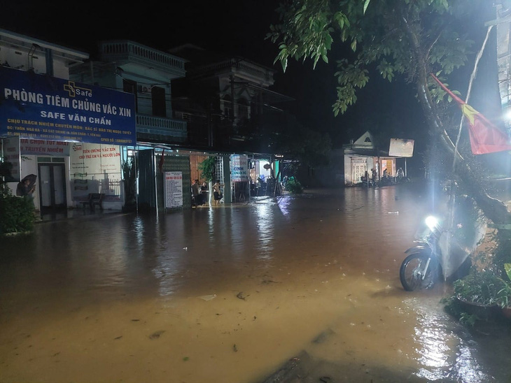 Mưa lớn gây ngập úng đường ở xã Cát Thịnh, huyện Văn Chấn, tỉnh Yên Bái - Ảnh: V. Chấn