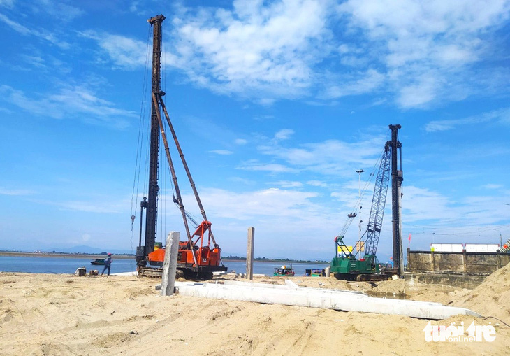 Đơn vị thi công đóng cọc nhồi tại dự án đầu tư mở rộng cảng cá Thạch Kim - Ảnh: LÊ MINH