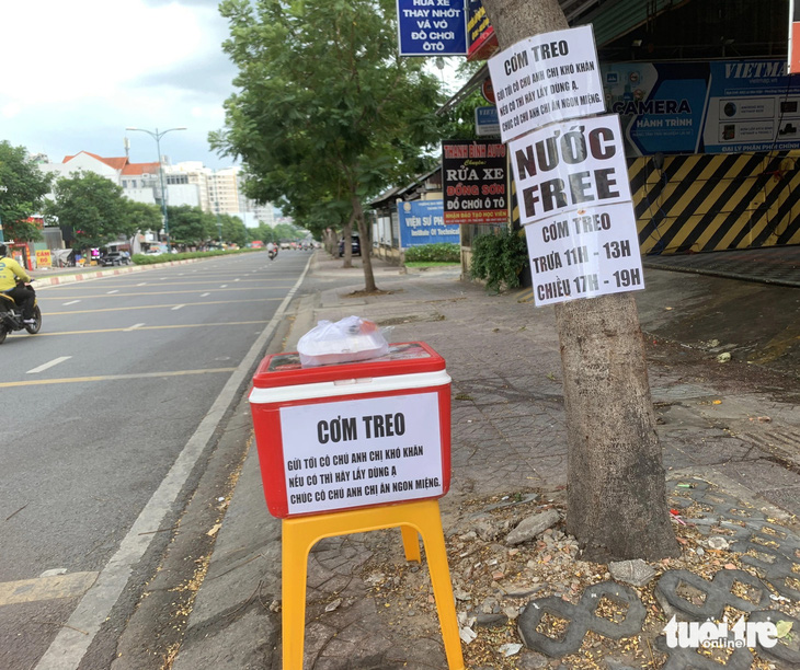 Thùng cơm treo miễn phí trên đường Lê Văn Việt, TP Thủ Đức - Ảnh: HIỀN ANH