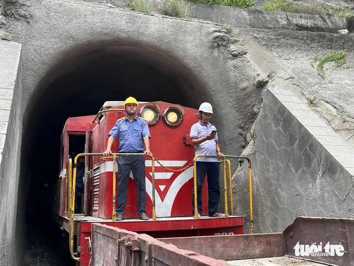 Đoàn tàu công trình của ngành đường sắt tiến hành thử tải hầm Chí Thạnh - Ảnh: NGUYỄN HOÀNG