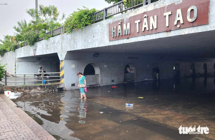 Khoảng 15h30, sau cơn mưa lớn chiều 31-5, lối đi dành cho người đi bộ tại hầm chui Tân Tạo (ngang qua quốc lộ 1, quận Bình Tân) bị ngập nước lênh láng, rác như túi ni lông, hộp xốp... nổi lềnh bềnh - Ảnh: NGỌC KHẢI