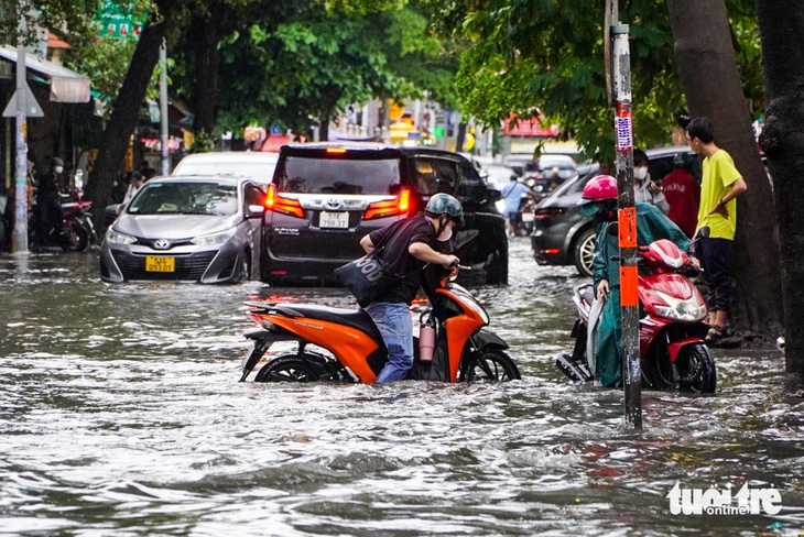 Đường Thảo Điền, TP Thủ Đức ngập sau cơn mưa chiều 31-5 - Ảnh: PHƯƠNG QUYÊN