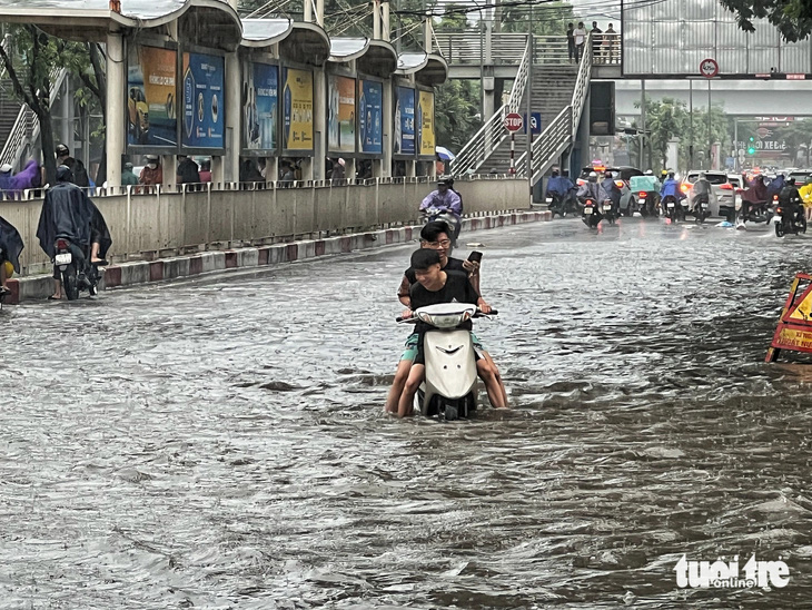 Đường Hoàng Quốc Việt ngập úng trong trận mưa lớn vào tháng 5-2024 - Ảnh: PHẠM TUẤN