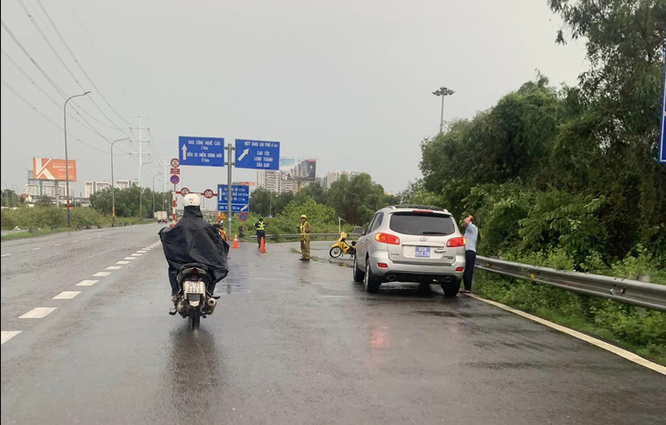 Lực lượng Cục Cảnh sát giao thông đóng cao tốc nút giao đường Võ Chí Công - đường dẫn cao tốc (nút giao Phú Hữu) - Ảnh: MINH CHÁNH