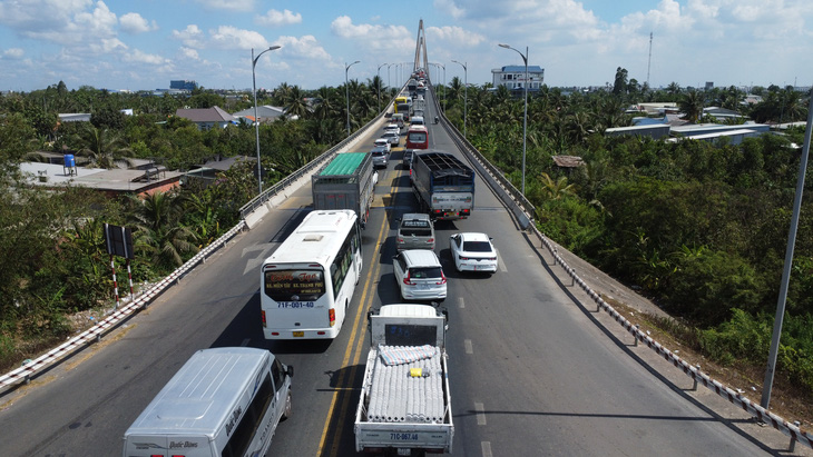 Cầu Rạch Miễu nối 2 tỉnh Tiền Giang và Bến Tre thường xuyên bị kẹt xe, một trong những nguyên nhân chính là do xe 3 trục lên dốc chậm gây ùn ứ - Ảnh: MẬU TRƯỜNG