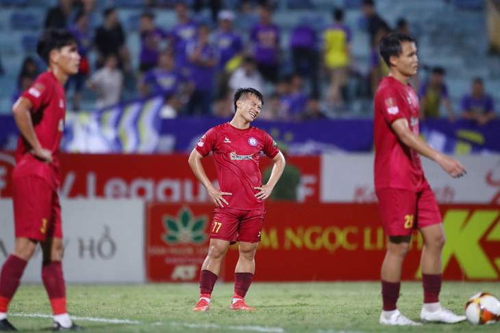 Nỗi buồn thua trận của các cầu thủ CLB Khánh Hòa - Ảnh: MINH ĐỨC