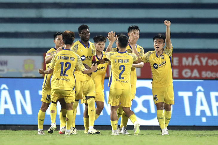 Toàn bộ đội hình CLB Sông Lam Nghệ An có độ tuổi trung bình 23,8, trẻ nhất V-League 2023 - 2024 - Ảnh: NĐFC