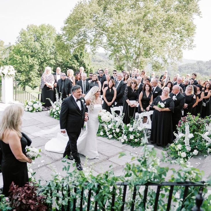 Nhiều đám cưới đã chọn trang phục đen làm dress code