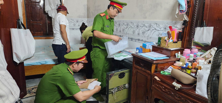 Lực lượng cảnh sát khám xét chỗ ở của Nguyễn Văn Nguyên, thu giữ nhiều tài liệu và tang vật liên quan vụ án - Ảnh: VĂN VŨ