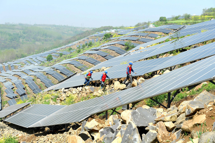 Một trang trại điện mặt trời ở thành phố Trừ Châu, tỉnh An Huy, Trung Quốc - Ảnh: AFP
