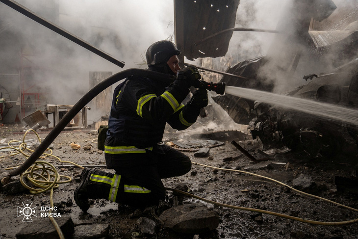Nhân viên cứu hộ làm việc tại địa điểm Nga tấn công tên lửa ở Kiev, Ukraine ngày 31-5 - Ảnh: REUTERS/Cơ quan Tình trạng khẩn cấp quốc gia Ukraine