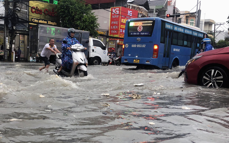 Nhiều tuyến đường ở Biên Hòa chìm trong nước sau trận mưa lớn - Ảnh 3.