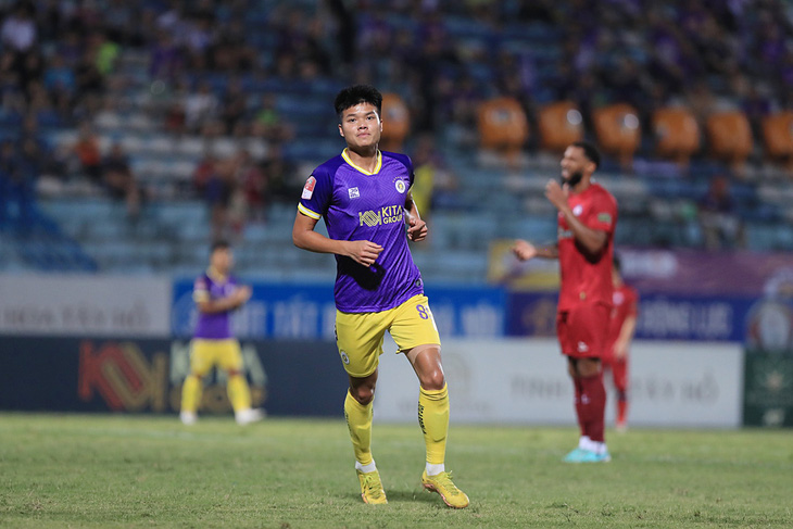 Tiền đạo Nguyễn Văn Tùng của CLB Hà Nội có bàn thắng đầu tiên ở mùa giải 2023 - 2024, nhưng sau đó gặp chấn thương cơ đùi sau - Ảnh: MINH ĐỨC