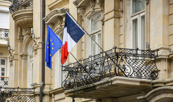 Tùy viên quốc phòng của Đại sứ quán Pháp tại Nga Jerome Mallard cùng một số quan chức phương Tây đã bỏ chạy khi bị hỏi về mục đích đến Nga, cũng như những vấn đề liên quan đến Ukraine - Ảnh: EDNEWS
