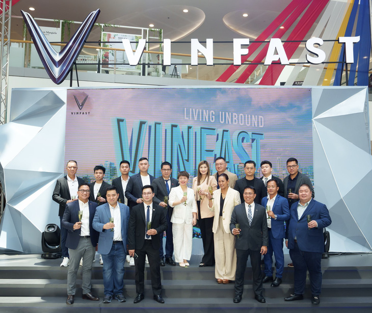 CEO VinFast Philippines (áo trắng, ở giữa) cùng các khách mời tại sự kiện. Ảnh: Đ.H