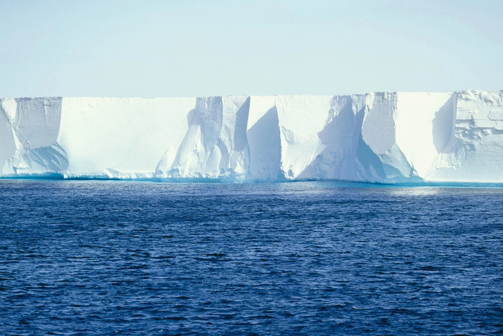 Thềm băng Ross là một dải băng trôi nổi, kéo dài ra đại dương từ các sông băng ở sâu trong Nam Cực - Ảnh: SciTechDaily