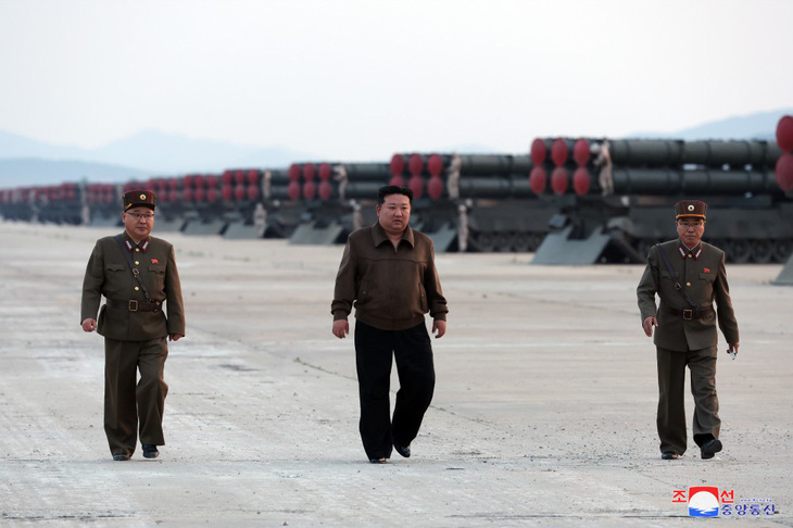 Ông Kim Jong Un có mặt tại cuộc tập trận hôm 30-5 - Ảnh: KCNA