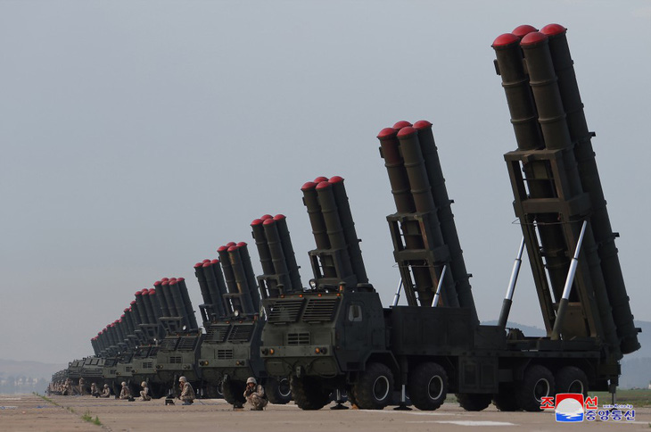 Hệ thống bệ phóng tên lửa đa nòng siêu lớn 600mm tại cuộc diễn tập - Ảnh: KCNA