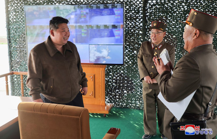Ông Kim Jong Un đích thân chỉ đạo và giám sát cuộc diễn tập phóng tên lửa hôm 30-5 - Ảnh: KCNA