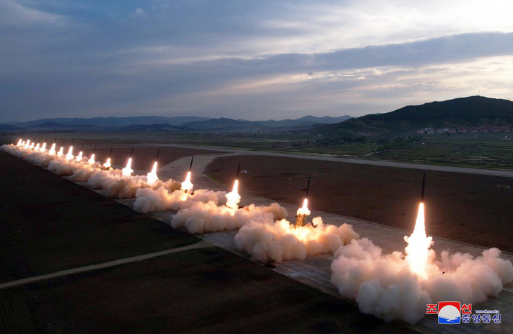 Truyền thông Triều Tiên tiết lộ quân đội nước này đã phóng 18 tên lửa KN-25 trong cuộc tập trận - Ảnh: KCNA