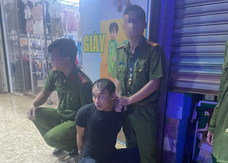 Nguyễn Chí Hùng bị bắt trên đường chạy trốn - Ảnh: Công an cung cấp