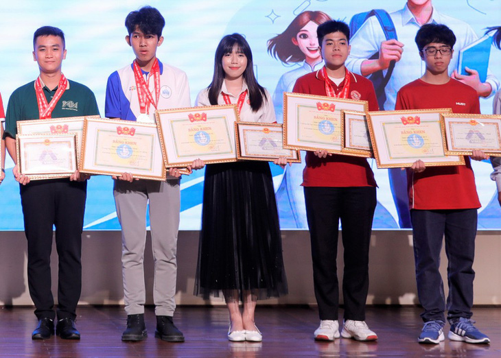Trần Ngọc Quỳnh Giang đoạt giải đặc biệt tại kỳ thi Olympic toán học sinh viên và học sinh toàn quốc - Ảnh: NVCC