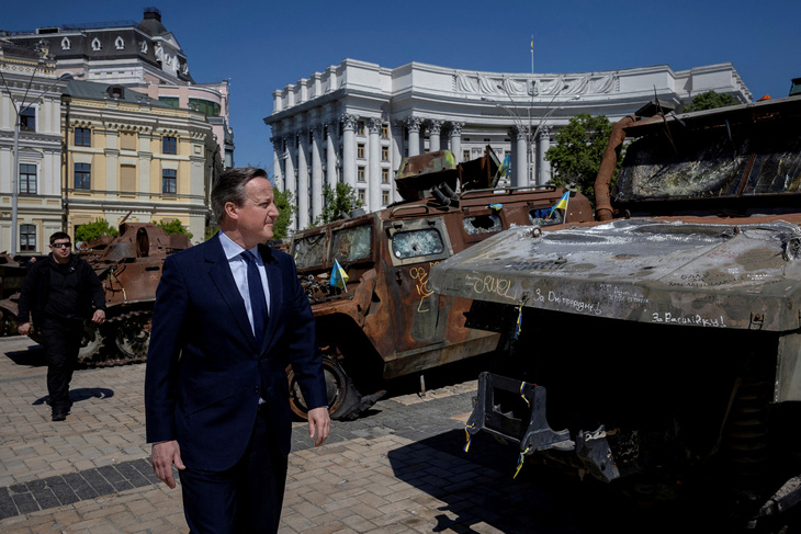 Ngoại trưởng Anh David Cameron đi ngang qua nơi trưng bày các xe quân sự của Nga bị phá hủy tại quảng trường Saint Michael, ở Kiev, Ukraine, ngày 2-5 - Ảnh: REUTERS