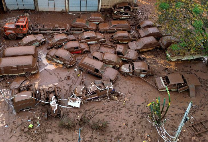 Các phương tiện trong khu vực bị ảnh hưởng bởi lũ lụt ở Encantado, bang Rio Grande do Sul, Brazil, ngày 3-5 - Ảnh: REUTERS