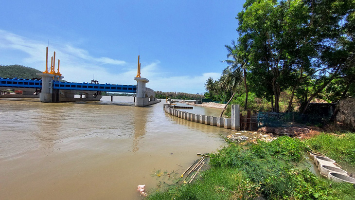 Dự án xây dựng đập ngăn mặn trên sông Cái Nha Trang (có hạng mục cầu vượt sông) đang bị vướng mắc, ngừng thi công vì còn nhiều hộ dân chưa được bồi thường thu hồi đất tại dự án BT đường vành đai 2 của Công ty CP Tập đoàn Phúc Sơn - Ảnh: PHAN SÔNG NGÂN