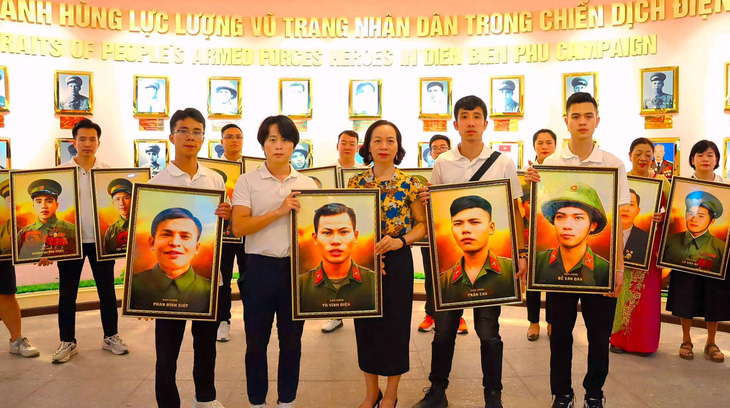 Anh Phùng Quang Trung (người thứ 2 bên phải) cùng ê kíp trao tặng những bức ảnh phục dựng cho Bảo tàng Chiến thắng lịch sử Điện Biên Phủ - Ảnh: NVCC