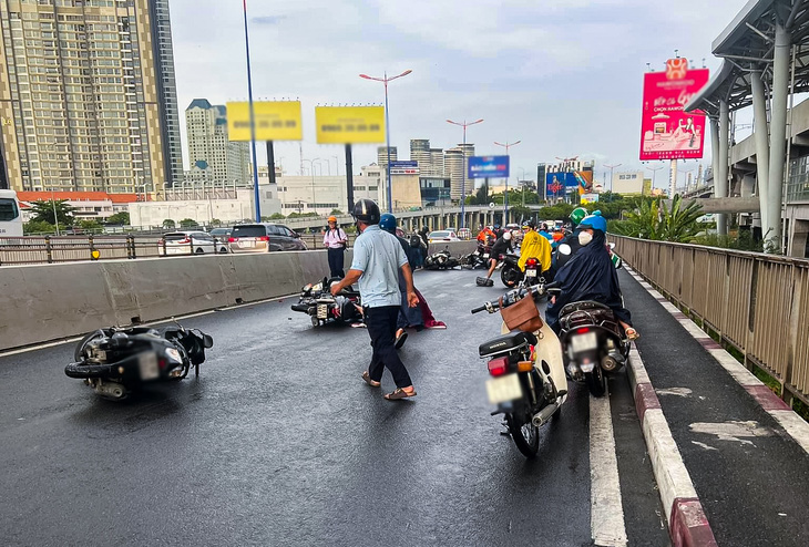 Hàng chục xe máy tông nhau liên hoàn trên cầu Sài Gòn (hướng TP Thủ Đức đi quận Bình Thạnh) sáng 4-5 - Ảnh: Maria Phạm