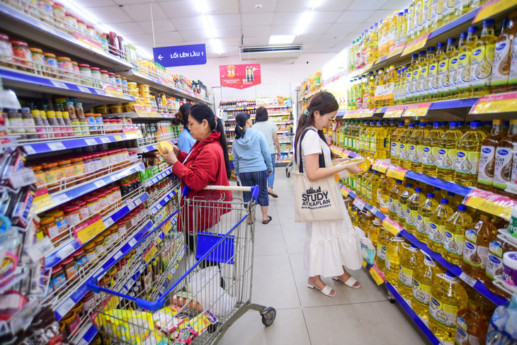 Người dân mua sắm tại siêu thị ở TP.HCM - Ảnh: QUANG ĐỊNH
