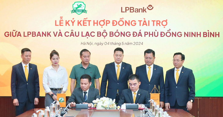 Ông Hồ Nam Tiến - Tổng giám đốc LPBank và ông Phạm Duy Vinh - Tổng giám đốc điều hành CLB Phù Đổng Ninh Bình ký kết hợp đồng tài trợ.